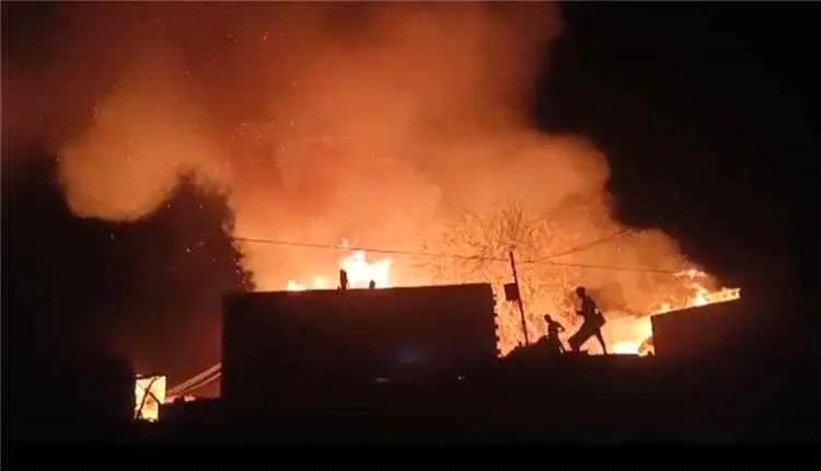 حريق كبير يلتهم منازل في جعار ومدير عام خنفر يتفقد موقع الكارثة