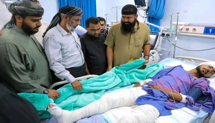 بتوجيهات القائد المحرمي .. فريق من القيادة العامة يتفقد جرحى انفجار مخزن الذخيرة في معسكر الممدارة
