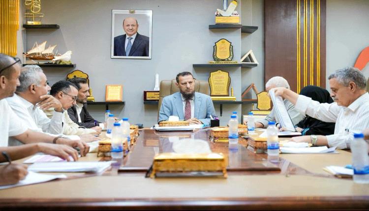 محافظ عدن يرأس اجتماعاً لمناقشة عدد من المشاريع في قطاعات المياه والأشغال والكهرباء