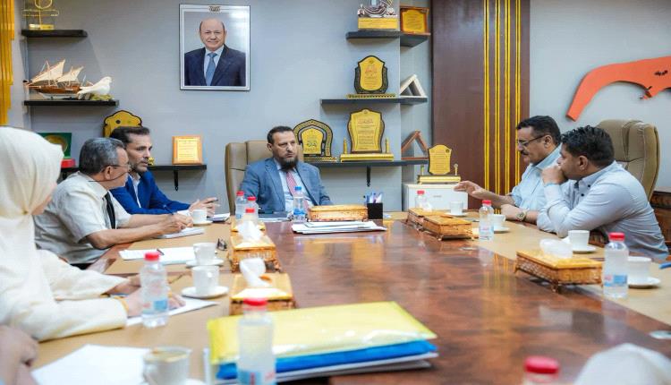 المحافظ شيخ يترأس اجتماعًا لمناقشة المشاريع الخدمية في العاصمة عدن