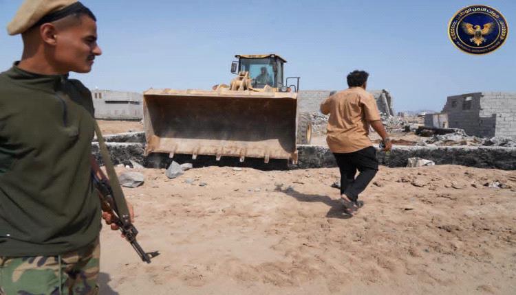 حماية الأراضي بعدن تنفذ حملة لإزالة التعديات على أراضي موظفي المنطقة الحرة بالممدارة