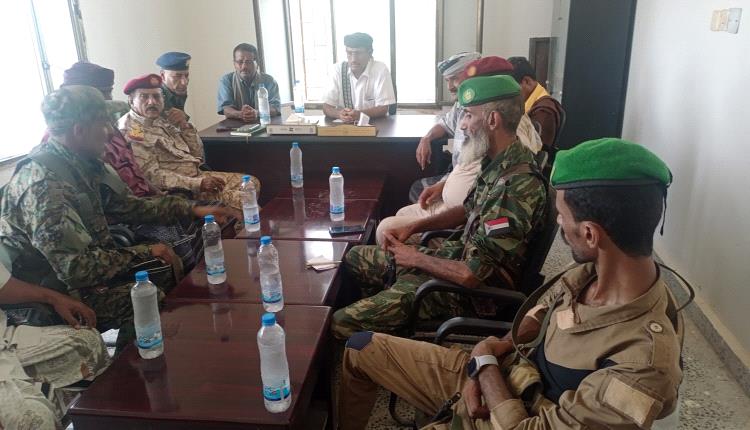 مدير عام أحور يترأس اجتماعاً للقيادات الأمنية والعسكرية لمناقشة الأوضاع الأمنية والتنموية بالمديرية