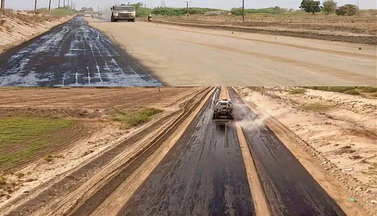 بدء أعمال رش مادة (MC) التمهيدية لمشروع طريق "جعار - باتيس"