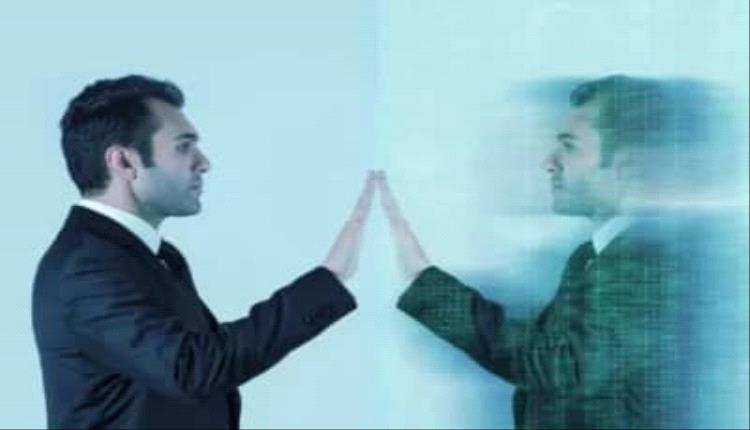 الحديث مع النفس ليس اضطرابًا… بل أداة نفسية فعّالة لتنظيم التفكير وتقليل التوتر