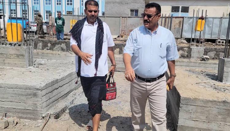 مدير عام المنصورة يتفقد مشروع استكمال بناء مكاتب السلطة المحلية بالمديرية