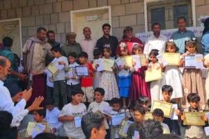 بحضور مدير عام المديرية.. مدرسة المقيصرة بيافع سرار تكرّم الطلاب المتفوقين ونخبة من المعلمين