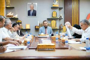 محافظ عدن يرأس اجتماعاً لمناقشة عدد من المشاريع في قطاعات المياه والأشغال والكهرباء