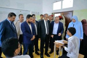 طالبٌ يكتب إجاباته بالعرق... والحكومة تلتقط الصور