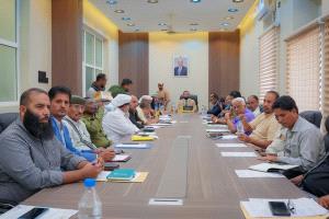 محافظ أبين يترأس اجتماعًا موسعًا للمكتب التنفيذي والهيئة الإدارية ومدراء المديريات لتعزيز الاداء وتحسين  الخدمات .
