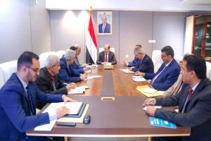 رئيس الوزراء يعقد اجتماعاً بقيادة وزارة المالية والمصالح الإيرادية التابعة لها