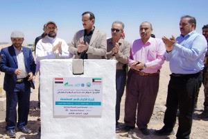 المحافظ بن الوزير يضع حجر الأساس لمشروع المدينة السكنية الكويتية للأيتام في عتق.