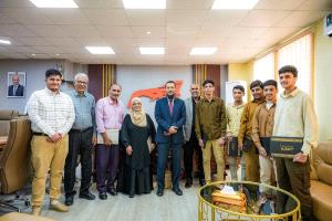 المحافظ عبد الرحمن شيخ يكرّم طلاب ثانوية خليفة الفائزين بالمسابقة الفكرية على مستوى مدارس العاصمة