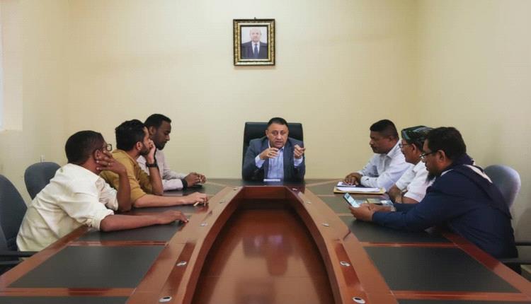 أمين مجلس محلي أبين يشدد على اهمية الالتزام بالمعايير المحددة وشروط الاستحقاق المعتمدة بشفافية في تنفيذ مشروع المساعدات الغذائية الطارئة