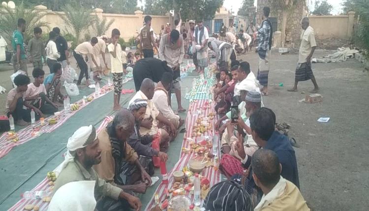 للسنة الرابعة على التوالي ..
أبناء الكود بأبين ينظمون إفطار جماعي لأهالي المنطقة