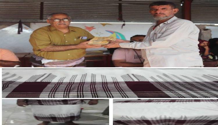 الشيخ " صالح علي " يسلم مبلغ " بيع أول معوز " لجمعية رعاية وتأهيل الصم بلحج