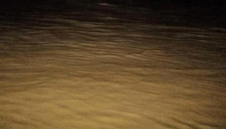 سيول مفاجئة تقطع الطريق الدولي في وادي أحور وتوقف حركة المركبات