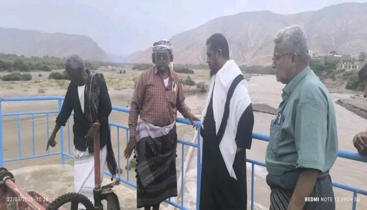 مدير عام مديرية خنفر "اليوسفي "يتفقد تدفّق سيول وادي بنا ومتابعة وصولها إلى المزارعين