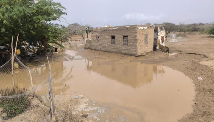 أمطار غزيرة تضرب مديرية أحور وتحذيرات من مخاطر السيول