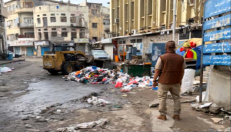 مدير عام صيرة يتفقد جهود رفع مخلفات الأمطار ويؤكد استمرار العمل بالمديرية