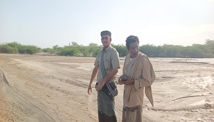 مدير عام أحور يشرف على إعادة فتح الطريق في وادي أحور بعد إزالة مخلفات السيول