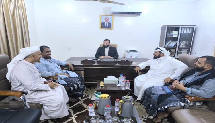 محافظ أبين يلتقي مدير عام خنفر ومناقشة أبرز الهموم  والقضايا في  المديرية