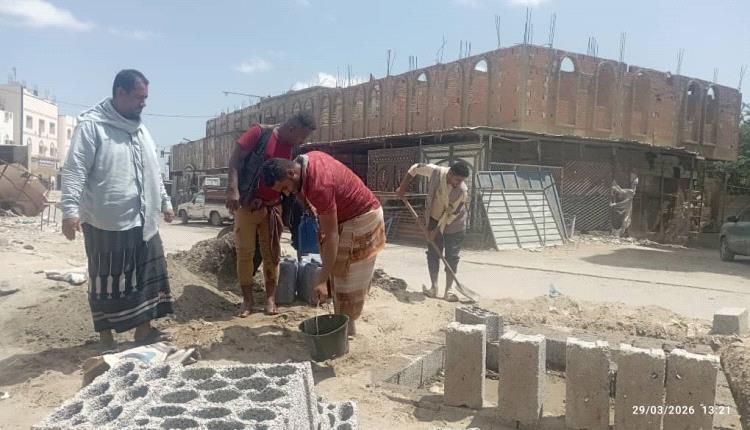 مدير عام خنفر يطّلع على الترتيبات النهائية لتدشين مشروع سفلتة طريق جعار – الحصن – باتيس.