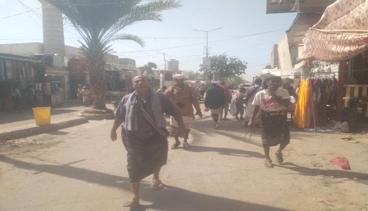 مكتب أشغال خنفر يباشر حملة لتنظيف سوق مدينة جعار