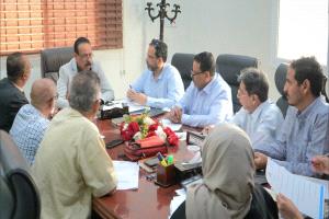 وزير الأشغال يترأس اجتماع لجنة المناقصات بصندوق صيانة الطرق بعدن ويؤكد تعزيز الشفافية وتسريع تنفيذ المشاريع