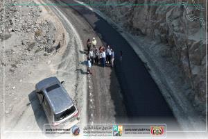 بتوجيهات وزير الأشغال العامة والطرق استمرار أعمال سفلتة طريق الشهيد أبو اليمامة في يافع ضمن مشروع التدخل الطارئ