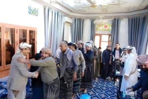 جماهير غفيرة تتوافد لمعايدة محافظ شبوة… واستفتاء شعبي على مكانته