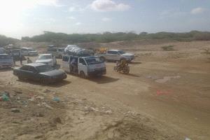 سيول تجتاح وادي أحور وتقطع الخط العام وتوقف حركة مرور المركبات