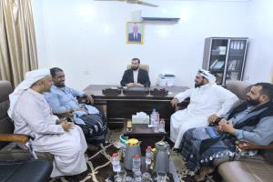 محافظ أبين يلتقي مدير عام خنفر ومناقشة أبرز الهموم  والقضايا في  المديرية