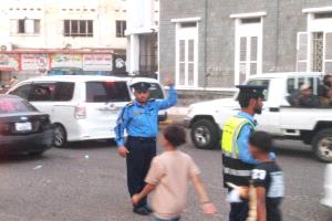 نجاح خطة المرور في عدن: إشادة واسعة بجهود شرطة السير