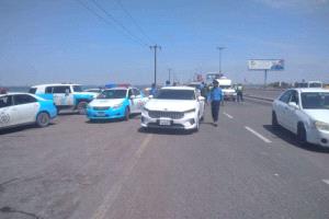 شرطة عدن تضبط سيارات مخالفة بدون لوحات في حملة مرورية واسعة