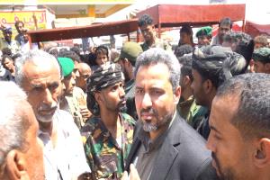 محافظ لحج الحالمي يطلع على أضرار حرائق سوق فيوش تبن ...