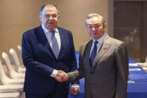 لافروف ووانغ يي يرفضان تغيير الأنظمة بالقوة.. وبوتين يندد باغتيال خامنئي