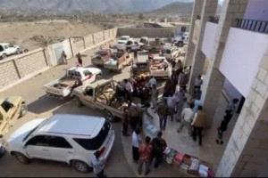 مديرية جحاف تسيّر قافلة غذائية دعماً للمقاتلين في جبهات الضالع