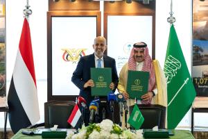 وزير المالية يوقّع مع السفير آل جابر اتفاقية الدعم السعودي الجديد لليمن