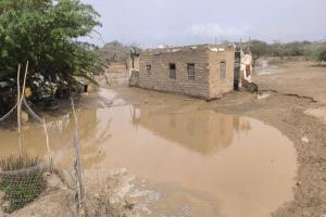 أمطار غزيرة تضرب مديرية أحور وتحذيرات من مخاطر السيول