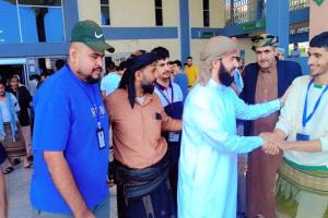 محافظ ابين يصل مطار عدن الدولي قادماً من الرياض