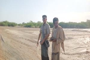 مدير عام أحور يشرف على إعادة فتح الطريق في وادي أحور بعد إزالة مخلفات السيول