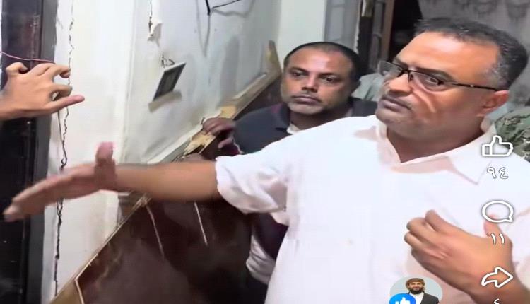 مدير عام التواهي يتفقد موقع انهيار المبنى ويؤكد تكفل السلطة المحلية برعاية المتضررين