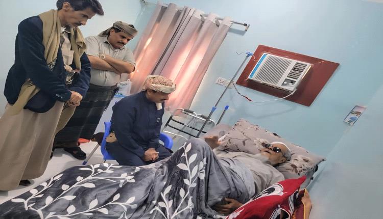 المحافظ بن الوزير يطمئن على صحة الشيخ الذيب بن مسعد الخليفي.