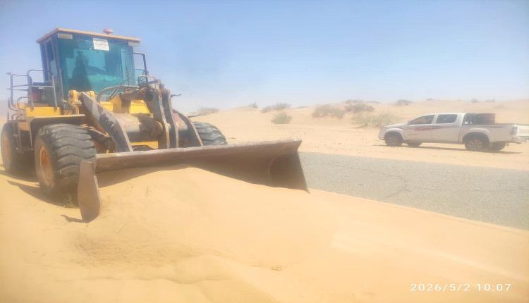 الفرق الفنية لمؤسسة الطرق بشبوة تواصل إزاحة الرمال لطريق بيحان – عتق