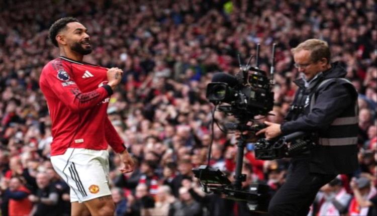 الدوري الإنجليزي: مانشستر يونايتد يحسم قمة ليفربول بثلاثة أهداف مقابل هدفين