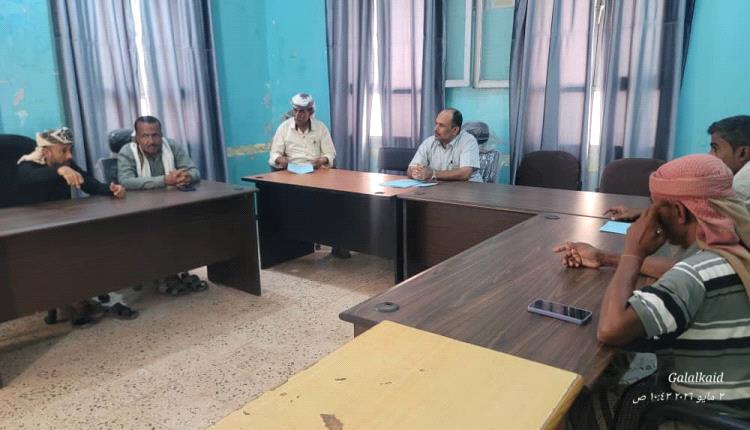 مدير عام المسيمير يبحث إعادة فتح وتنظيم سوق الخضار والسمك وإلزام الباعة بالدخول إلى السوق