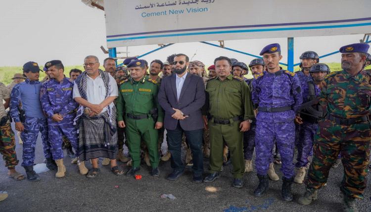 محافظ أبين أثناء تفقده النقاط الأمنية يشدد على الانضباط ويشيد بتفاعل الأجهزة الأمنية