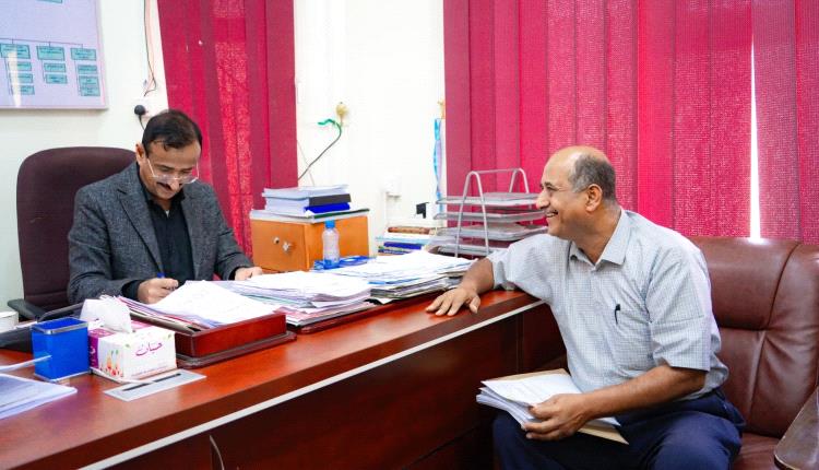 المحافظ بن الوزير يطّلع على تقارير إنجاز المسوحات الإحصائية ويؤكد على تعزيز العمل الإحصائي بالمحافظة.