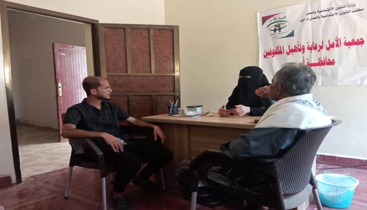 الناشط المجتمعي موال السقاف يناقش مع رئيسة جمعية الأمل للمكفوفين بأبين الترتيبات لإقامة الندوة العلمية