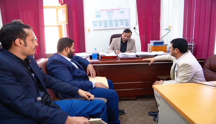المحافظ بن الوزير يناقش مع صندوق صيانة الطرق موازنة فرع الصندوق وخطط مشاريع التأهيل والصيانة للعام 2026م